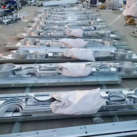 Phần cột điện lực bằng thép mạ kẽm và thanh ngang phù hợp với phụ kiện điện
