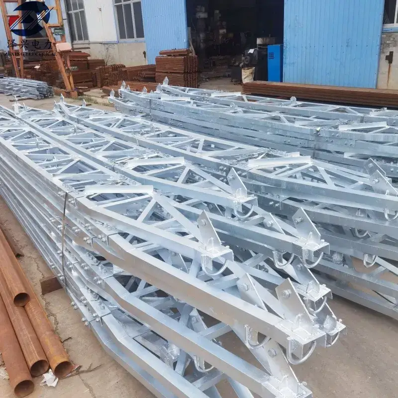 Phần cột điện lực bằng thép mạ kẽm và thanh ngang phù hợp với phụ kiện điện