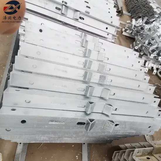 Phần cột điện lực bằng thép mạ kẽm và thanh ngang phù hợp với phụ kiện điện