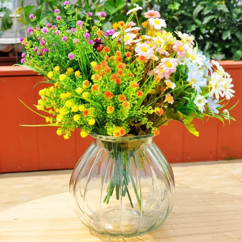Bình thủy tinh cao cấp, thiết kế miệng hẹp và hoa văn nổi độc đáo