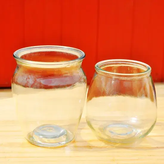 Bình thủy tinh cao cấp, thiết kế miệng hẹp và hoa văn nổi độc đáo