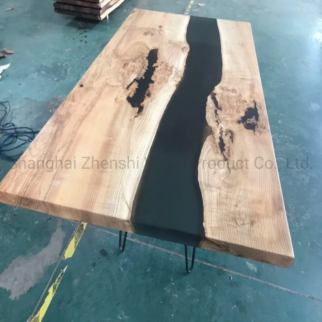 Bàn cà phê epoxy với thiết kế độc đáo dành cho không gian hiện đại và sang trọng