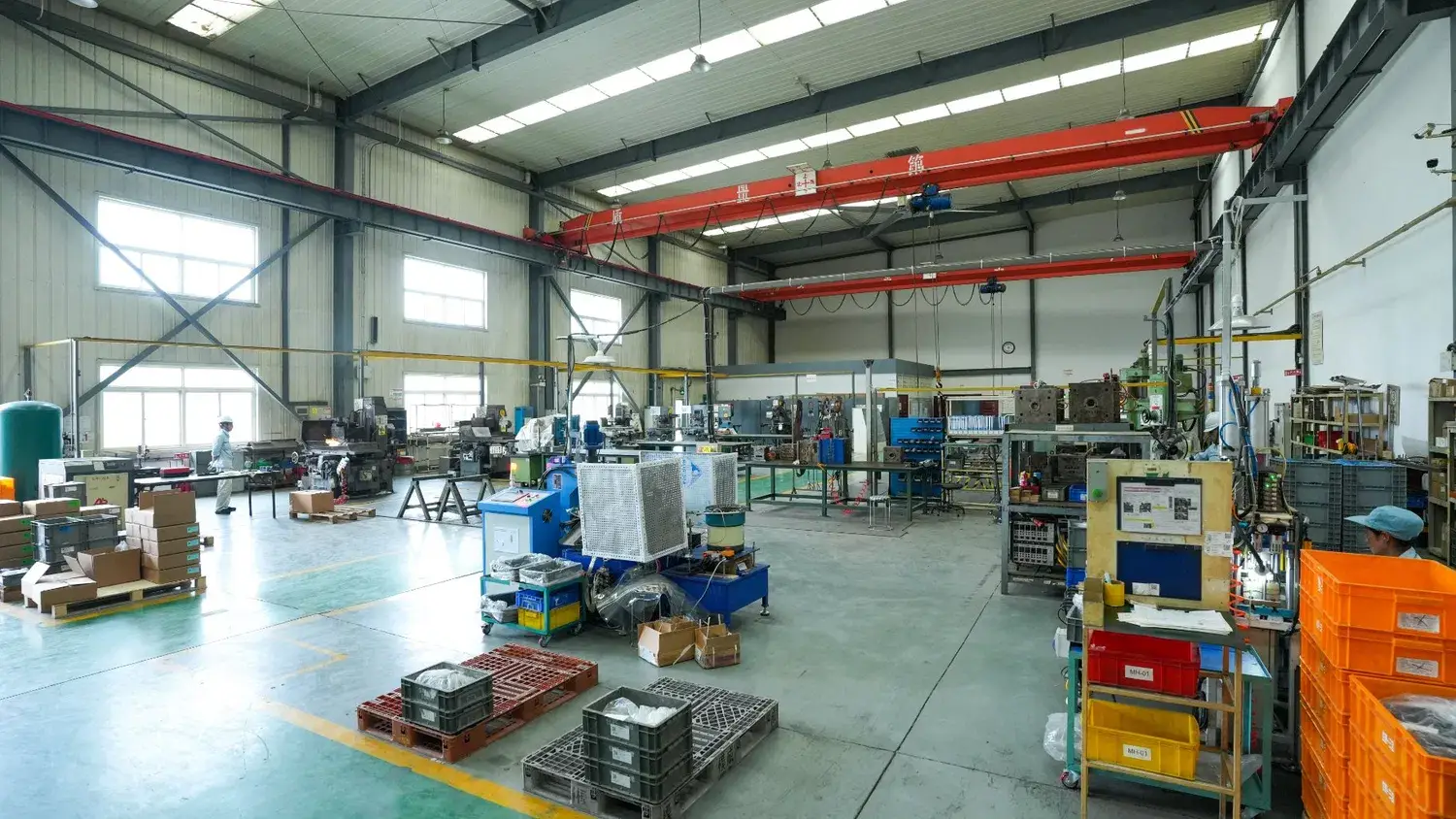 Chuyên gia gia công sâu khuôn dập kim loại cho bộ phận ô tô tại nhà máy CNC