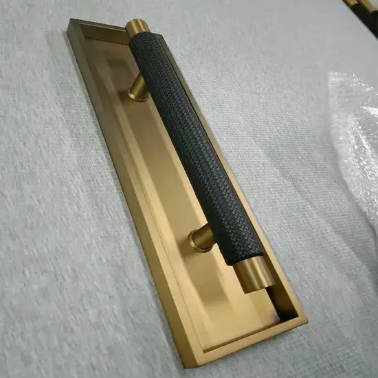 Cửa chính thép không gỉ với tay nắm gỗ thiết kế đơn giản, sản xuất tại nhà máy