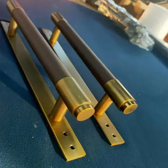 Cửa chính thép không gỉ với tay nắm gỗ thiết kế đơn giản, sản xuất tại nhà máy