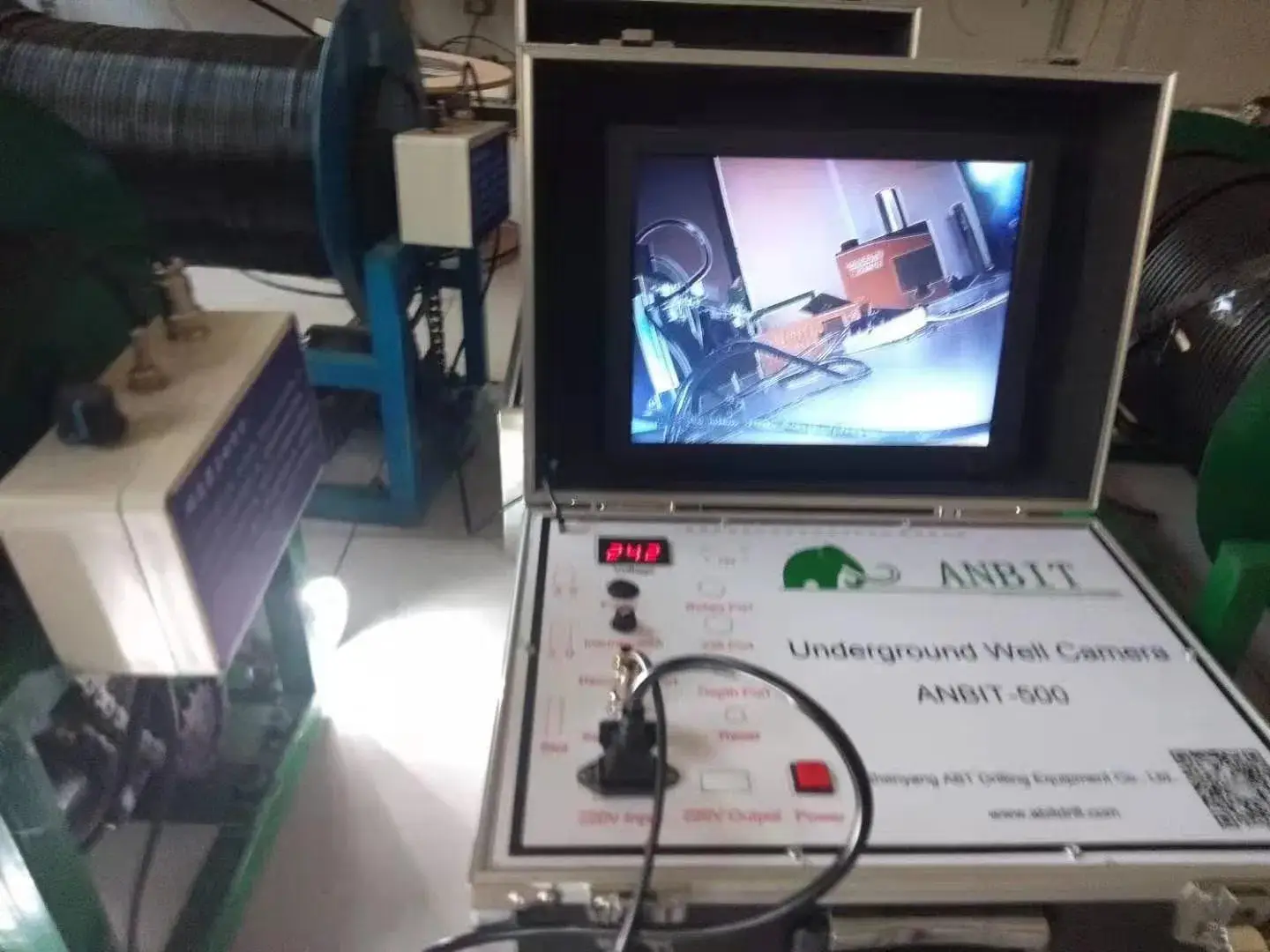 Camera và pan trực tiếp từ nhà máy, mang đến hình ảnh truyền hình chất lượng dưới lòng đất