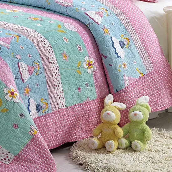 Thảm chăn và gối cao cấp, đệm siêu mềm mại, mang lại cảm giác thoải mái và sang trọng
