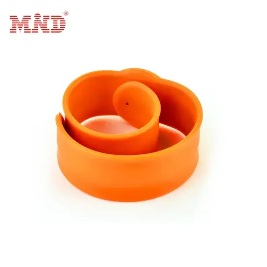 Bán buôn băng tay silicone và kim loại tùy chỉnh kích thước và màu sắc cho sự kiện lễ hội