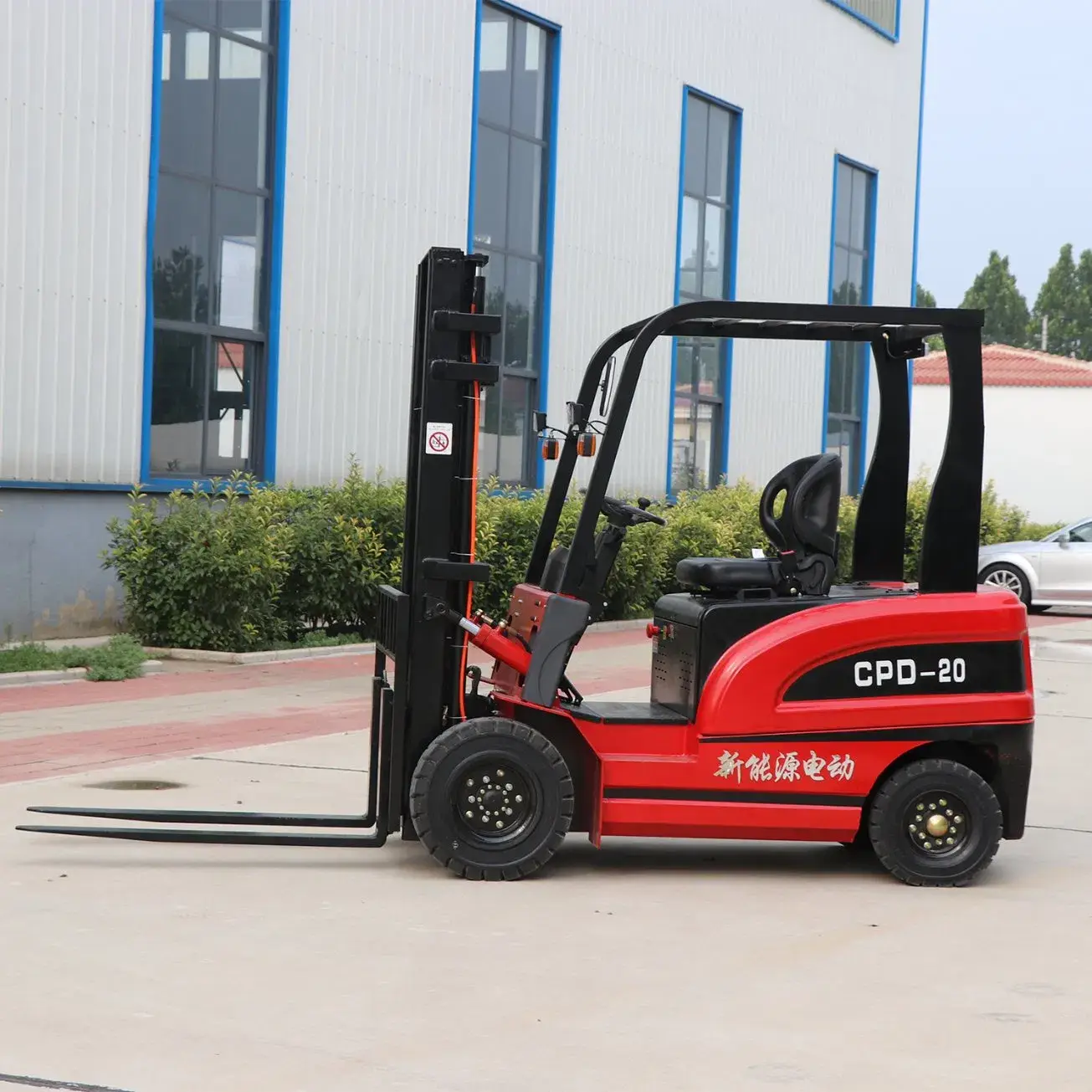 Xe nâng điện có thời gian sạc nhanh, phanh tái sinh và khả năng điều khiển chính xác