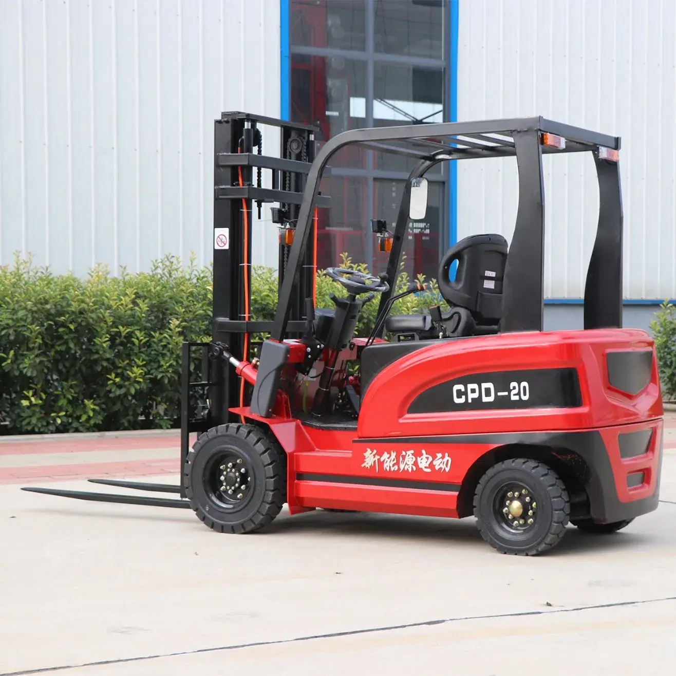 Xe nâng điện có thời gian sạc nhanh, phanh tái sinh và khả năng điều khiển chính xác