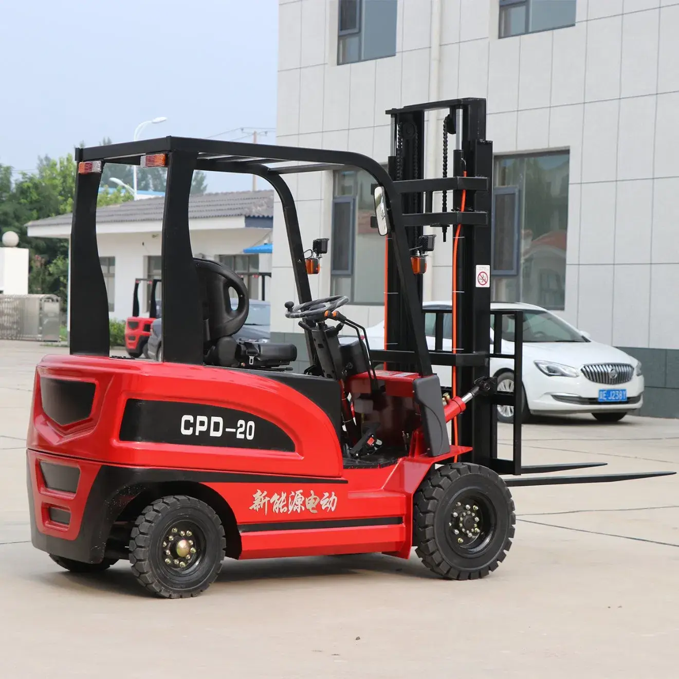 Xe nâng điện có thời gian sạc nhanh, phanh tái sinh và khả năng điều khiển chính xác