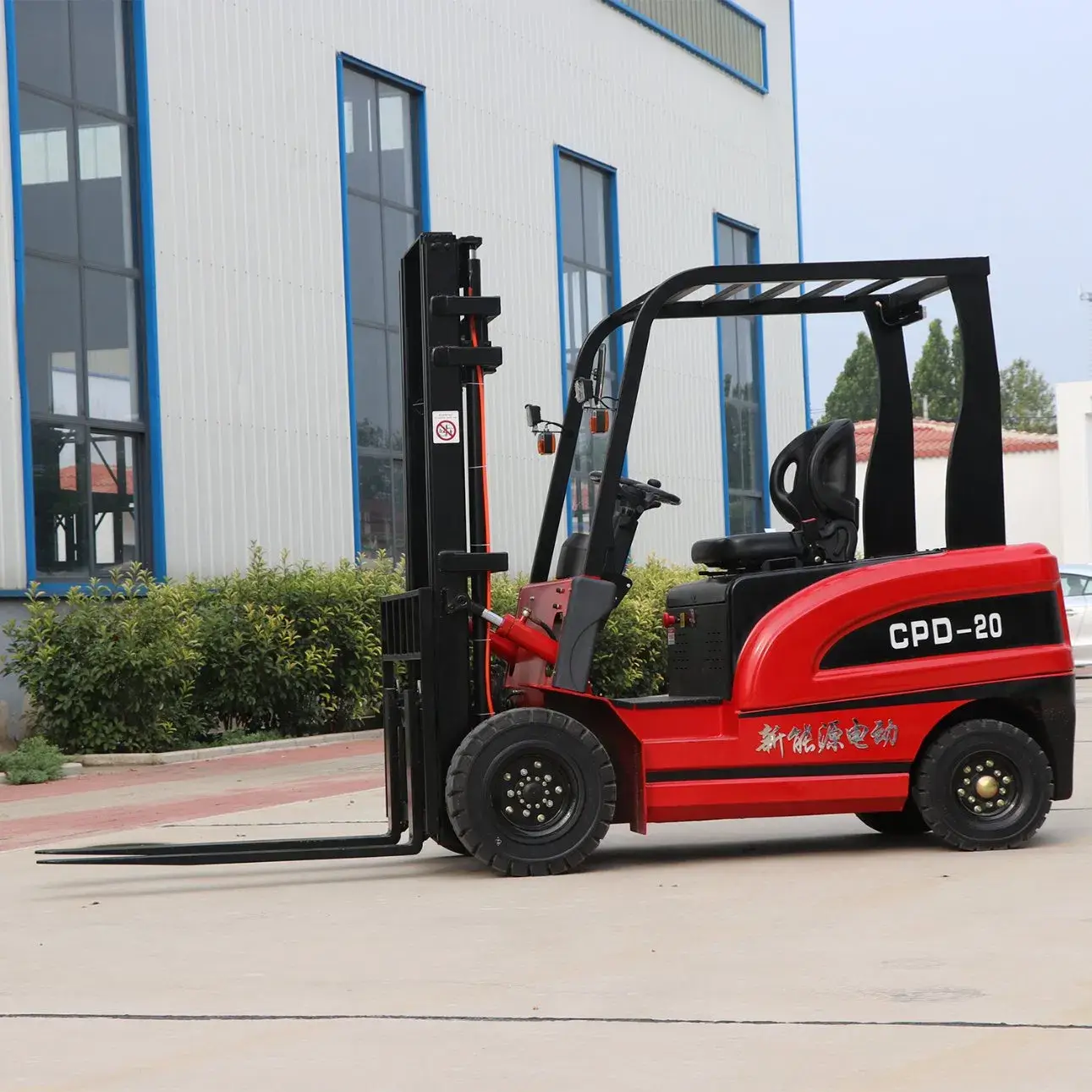 Xe nâng điện có thời gian sạc nhanh, phanh tái sinh và khả năng điều khiển chính xác