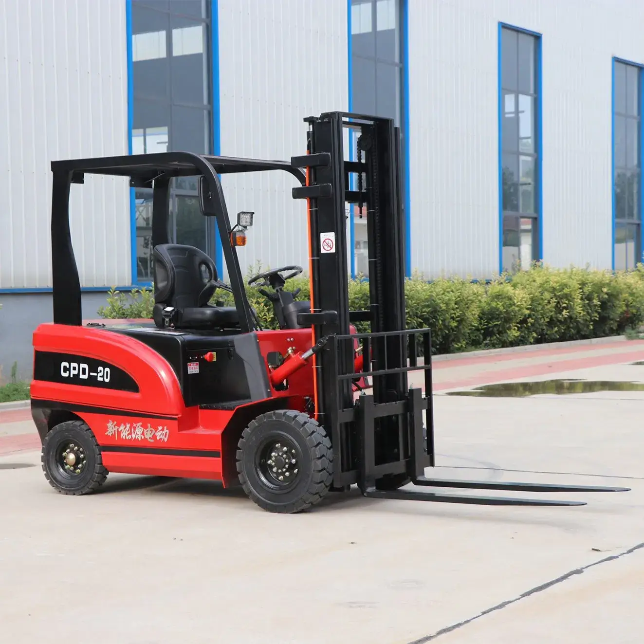 Xe nâng điện có thời gian sạc nhanh, phanh tái sinh và khả năng điều khiển chính xác