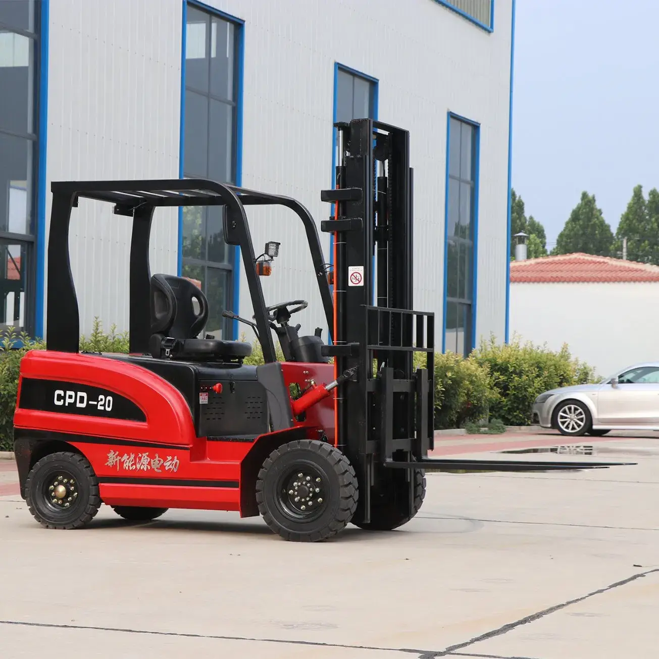 Xe nâng điện có thời gian sạc nhanh, phanh tái sinh và khả năng điều khiển chính xác