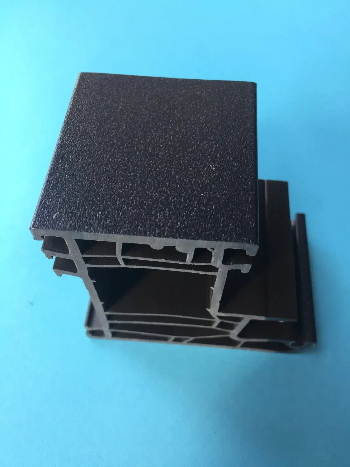 Ván nhựa UPVC có lớp laminate tối cho cửa sổ mở - Sự lựa chọn hoàn hảo cho không gian đẹp và chất lượng