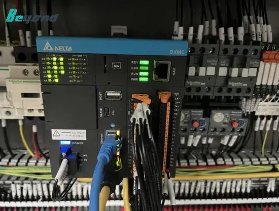 Máy dán nhãn tự động theo dây chuyền với tốc độ nhanh và độ chính xác cao