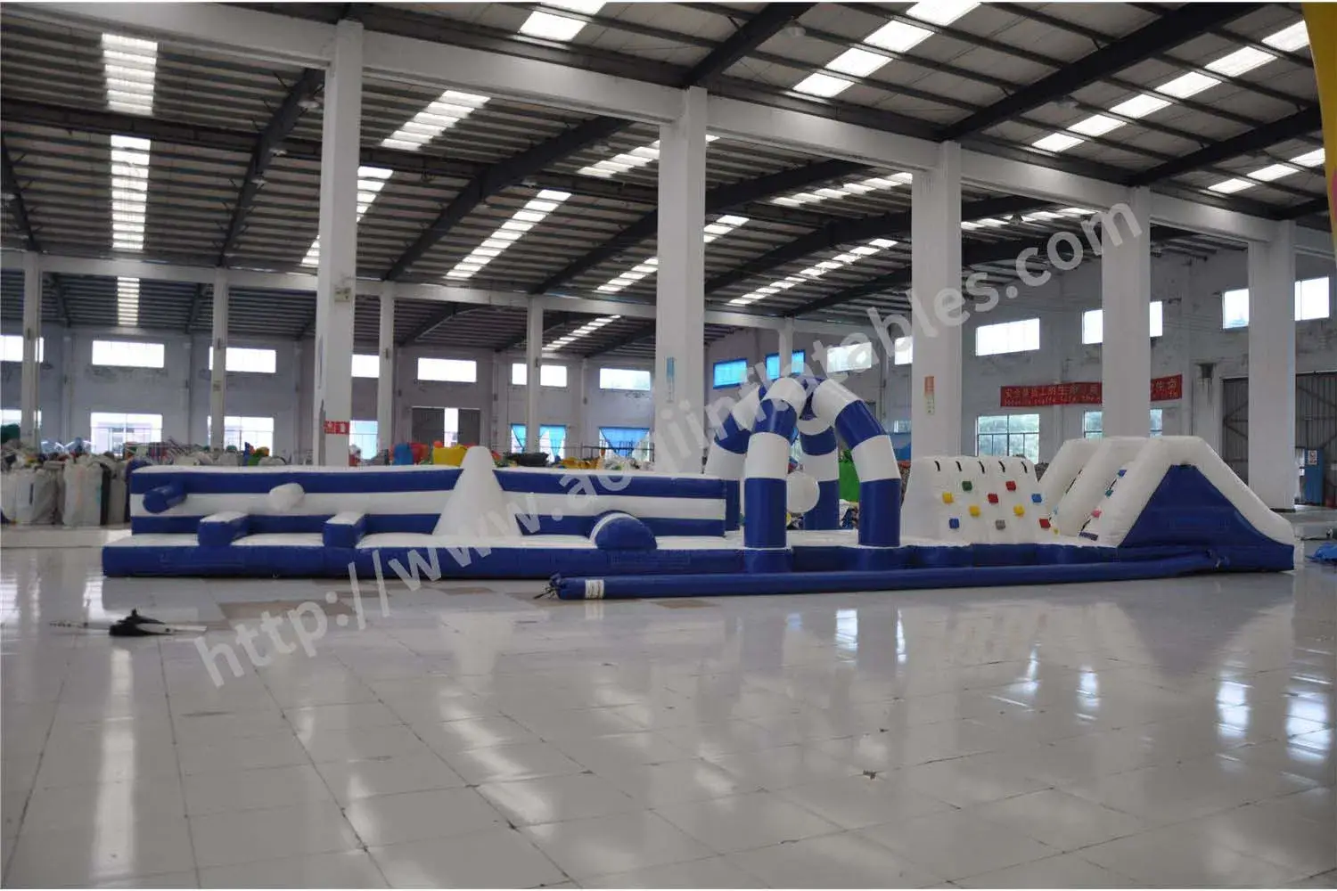 Công viên nước lớn với trải nghiệm trò chơi Wipeout bơm hơi chất lượng cao