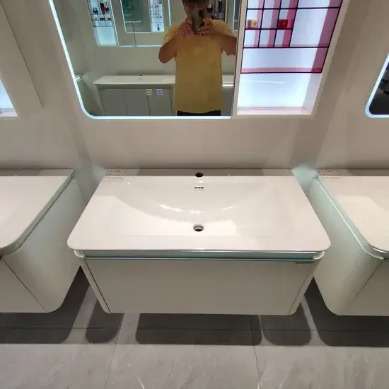 Tủ phòng tắm chất liệu plywood cao cấp kèm đèn LED sáng và tiết kiệm