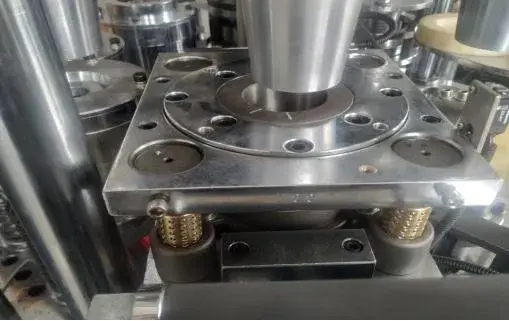 Máy làm cốc giấy turbotốc độ vừa phải, sản xuất cao suất cho đồ uống