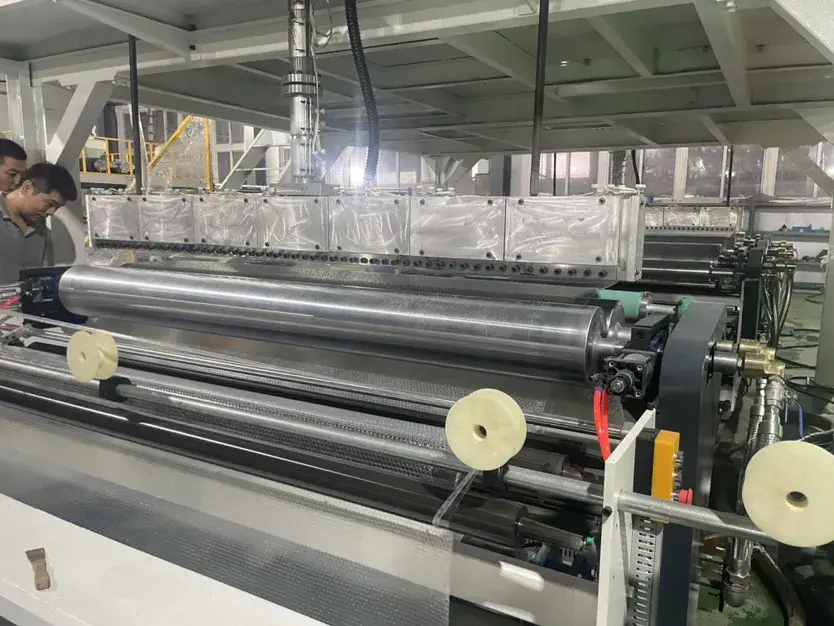 Thiết bị sản xuất màng bọt khí 2500mm từ nhựa LLDPE ba trục, đảm bảo chất lượng cao
