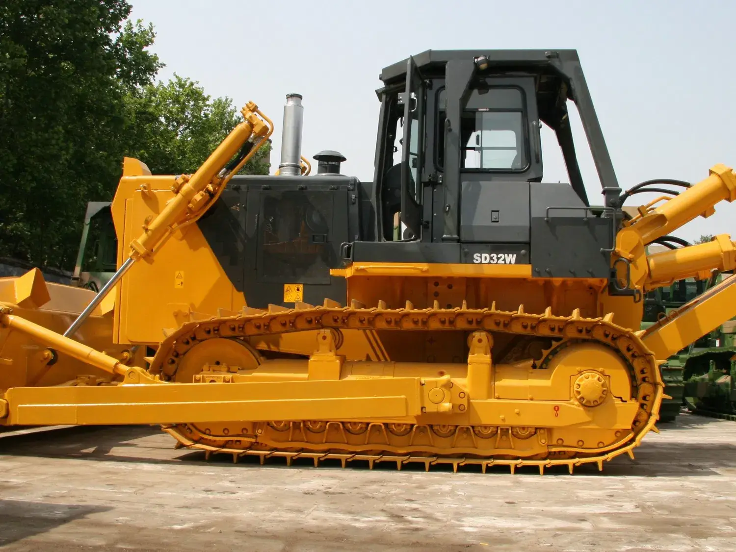 Máy ủi bánh xích SD32 chất lượng cao, công suất 320HP - Sản phẩm phân phối hàng đầu