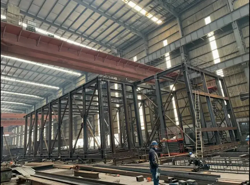 Khung thép cường độ cao với dầm tường trên và lựa chọn màu sắc theo ý muốn