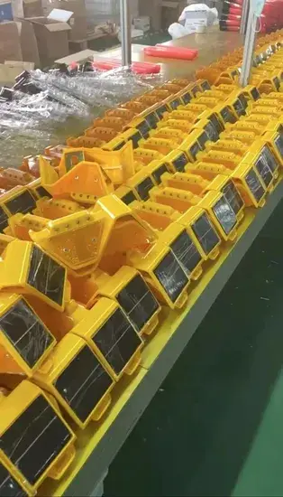 Đèn phản quang mới, cột phân cách hình thang sử dụng năng lượng mặt trời