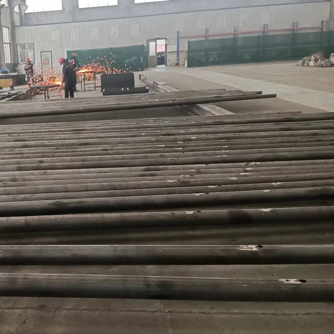 Cột đèn đường LED đơn tay tích hợp tấm pin năng lượng mặt trời, được mạ kẽm nóng tại nhà máy sản xuất