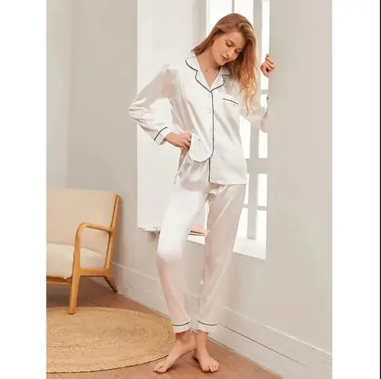 Đồ Ngủ Lụa Mềm Mại Màu Hồng - Sản Phẩm Phổ Biến Dành Cho Chị Em