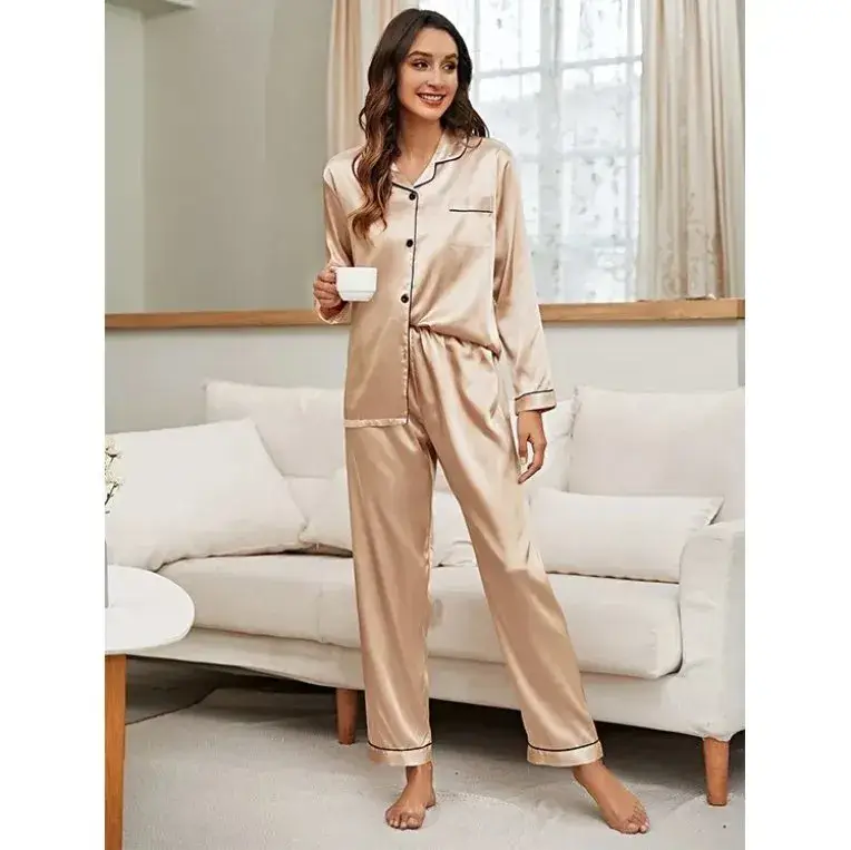 Đồ Ngủ Lụa Mềm Mại Màu Hồng - Sản Phẩm Phổ Biến Dành Cho Chị Em