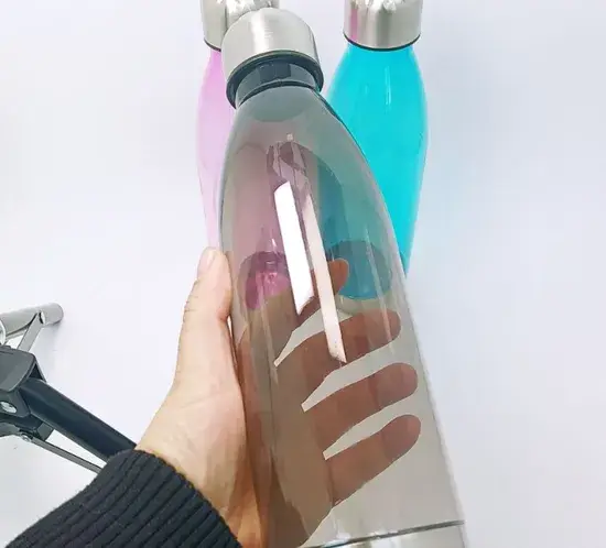 Bình nước nhựa với nắp thép không rỉ, lý tưởng cho các hoạt động ngoại trời