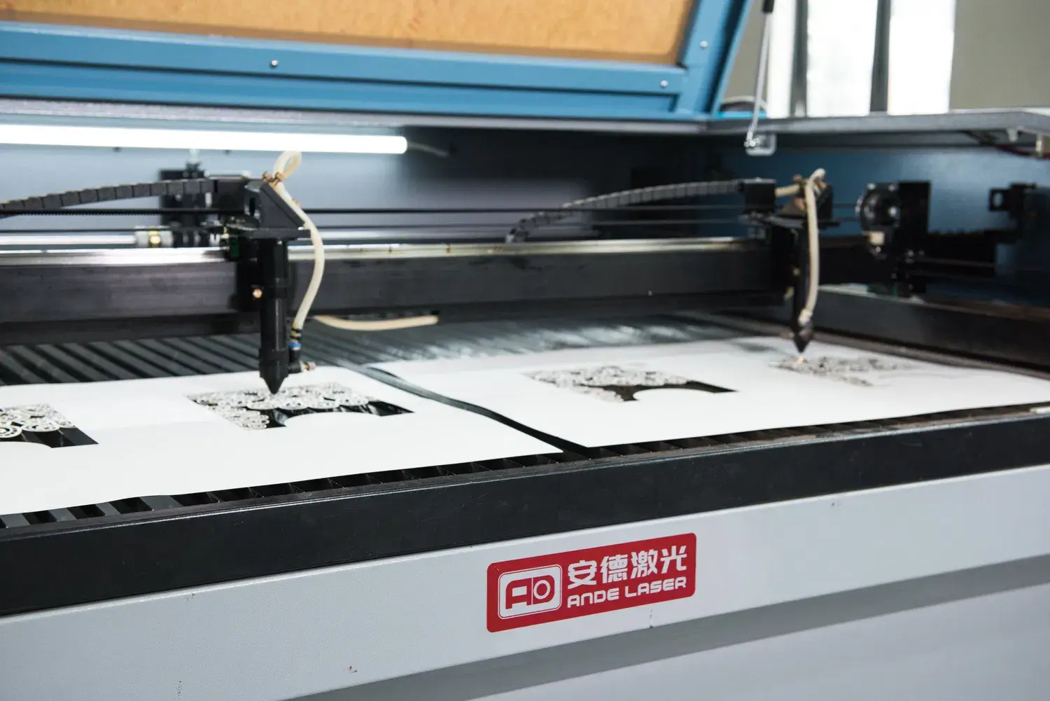 Thiết bị CNC sợi laser chuyên dùng cho gỗ, công suất 100W, kích thước là 1610, đạt chuẩn chất lượng ISO 9001