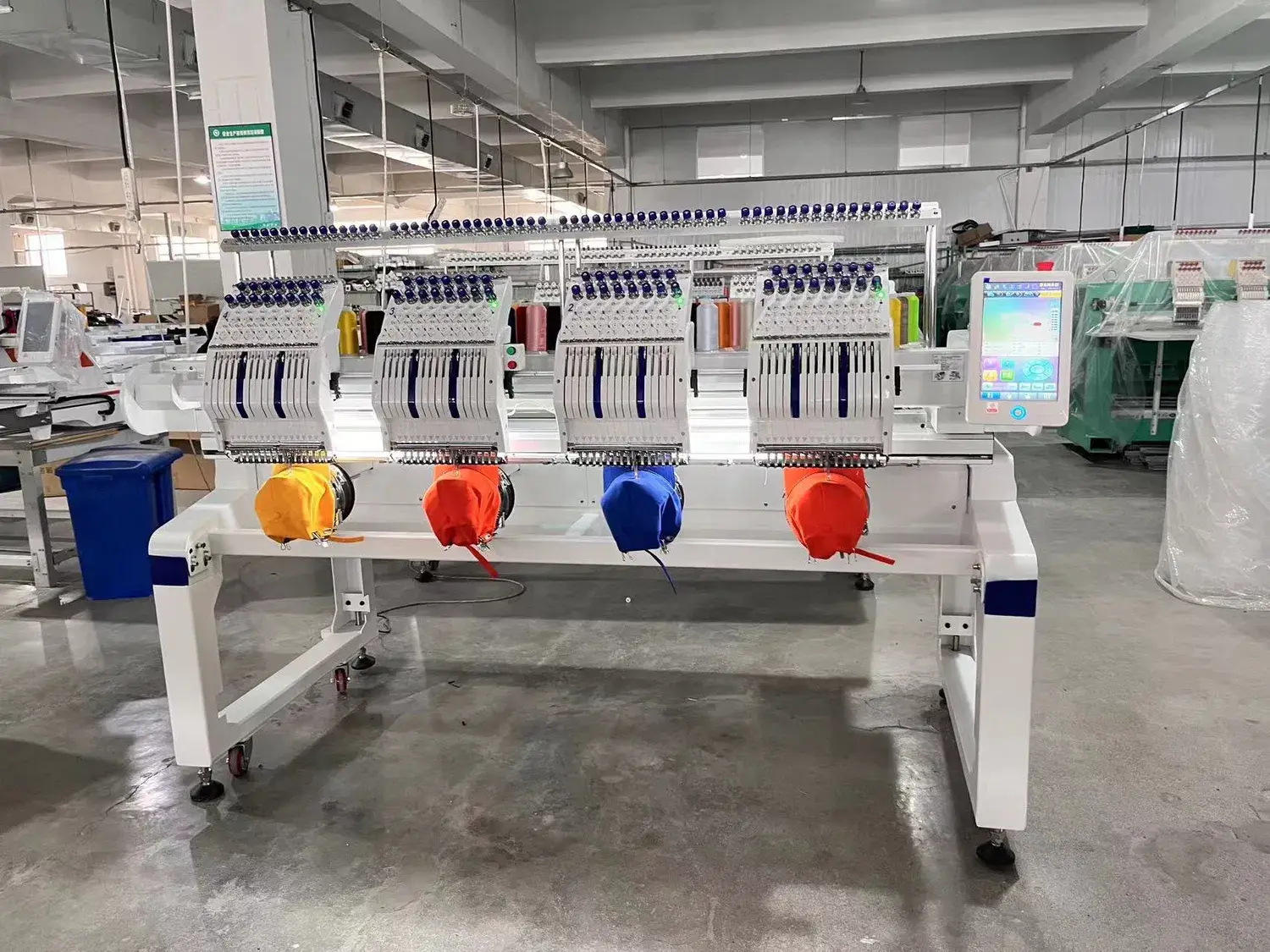 Máy thêu công nghiệp Trung Quốc ứng dụng công nghệ hiện đại, hỗ trợ thêu đa logo và kết nối máy tính
