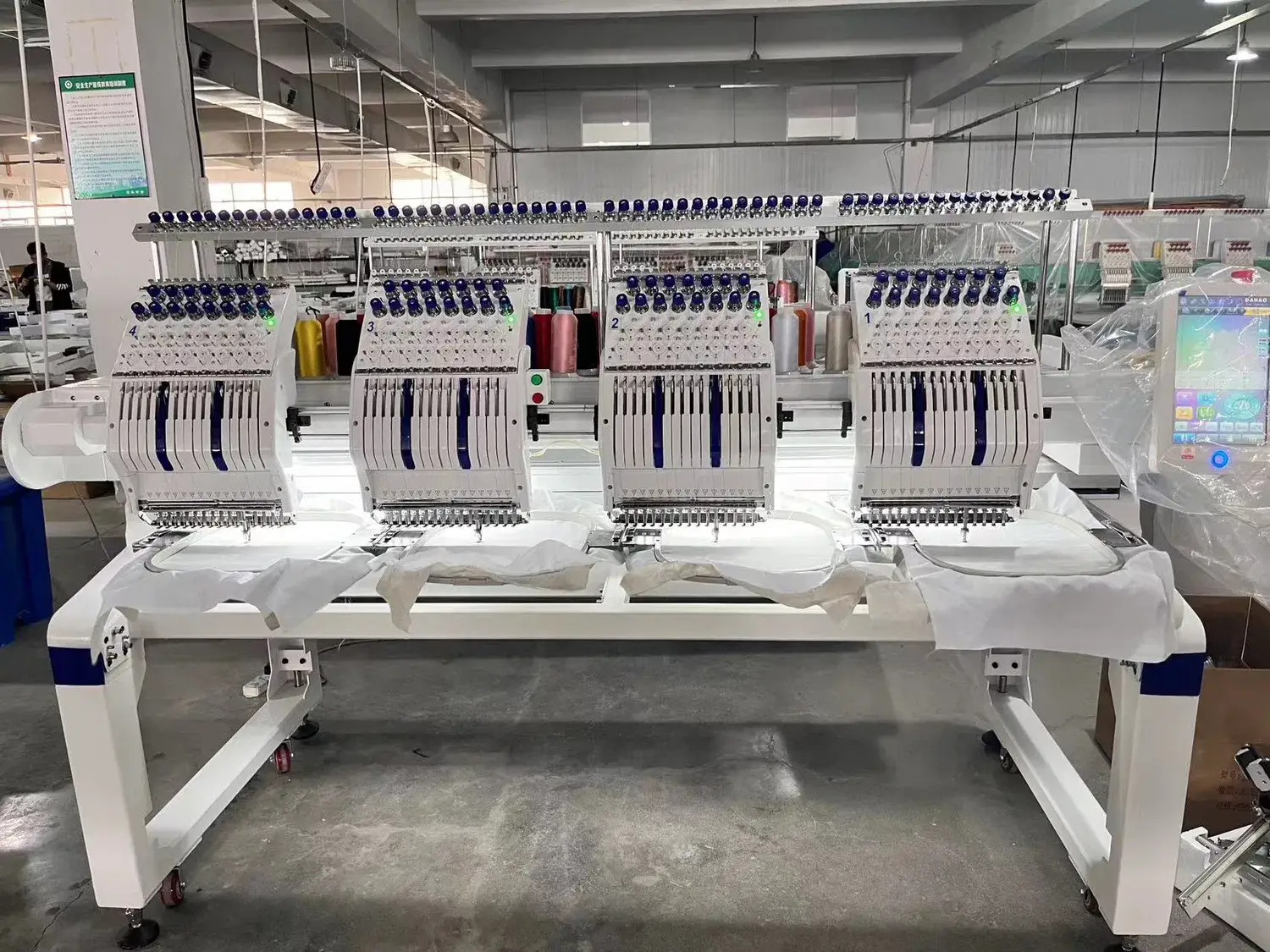 Máy thêu công nghiệp Trung Quốc ứng dụng công nghệ hiện đại, hỗ trợ thêu đa logo và kết nối máy tính