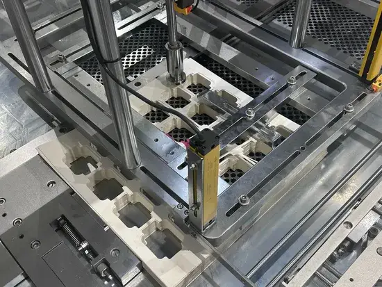 Máy tách nhãn tự động cho đóng gói hộp và cốc giấy