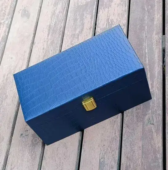 Hộp quà đóng gói nước hoa gỗ được làm từ chất liệu da PU cao cấp