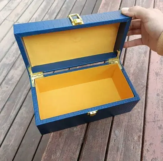 Hộp quà đóng gói nước hoa gỗ được làm từ chất liệu da PU cao cấp