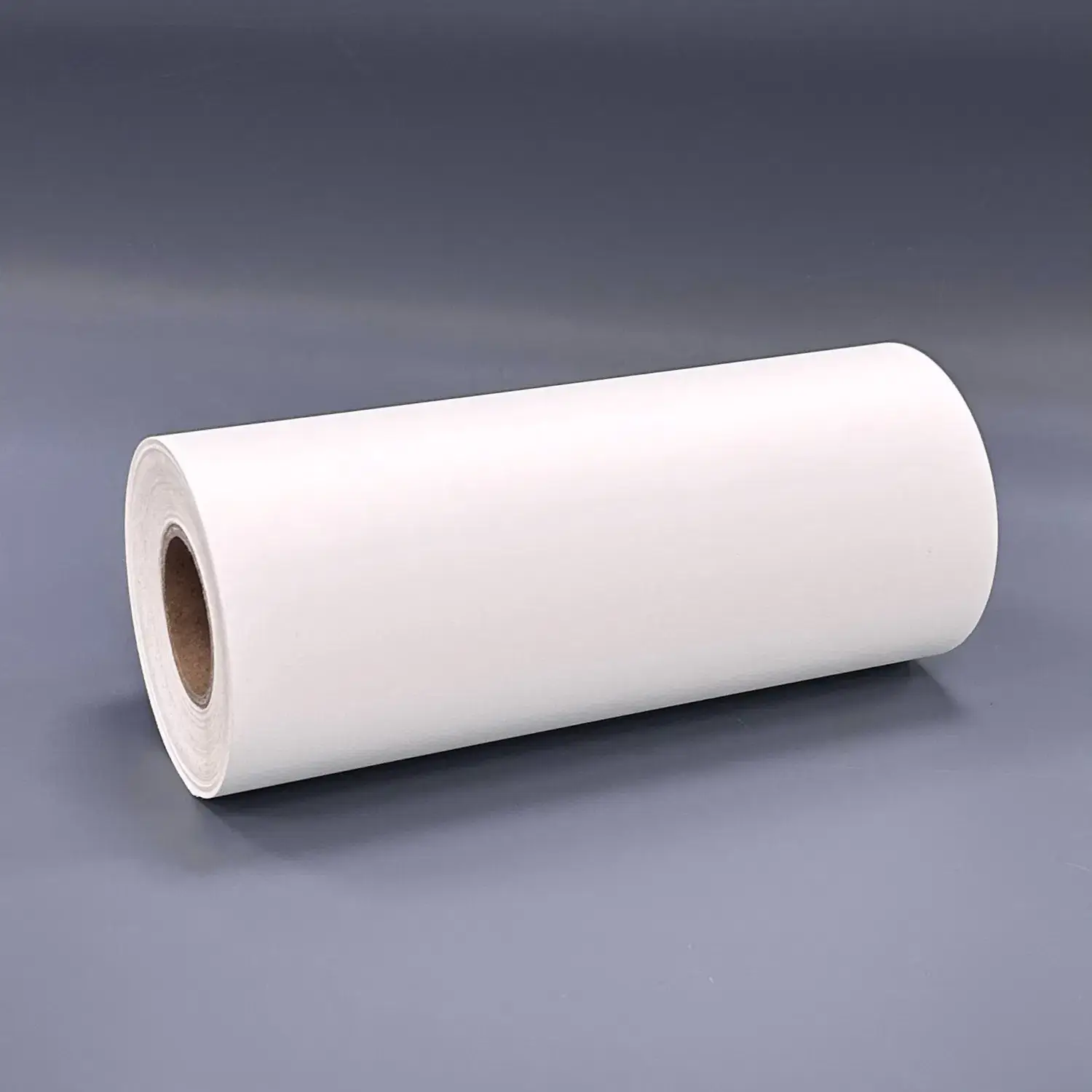 Cuộn nhãn dán phim PP tổng hợp màu trắng mờ, chống nước, phù hợp cho máy in phun, có tính năng tự dính