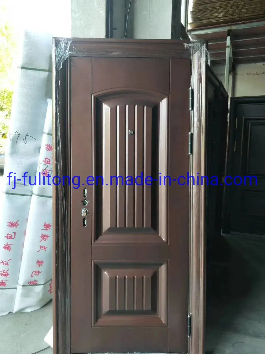 Cửa trượt bảo mật sử dụng kính kim loại cho sân thượng từ vật liệu thép và gỗ
