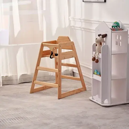 Ghế ăn cho trẻ em với thiết kế hiện đại và màu sắc tự nhiên từ chất liệu gỗ chắc chắn