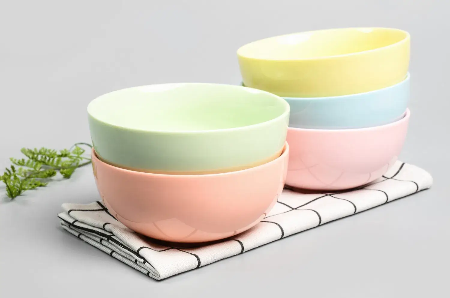 Bát đa dạng màu sắc phong cách Bắc Âu, thích hợp cho việc phục vụ súp và salad trong các dịp tiệc tùng
