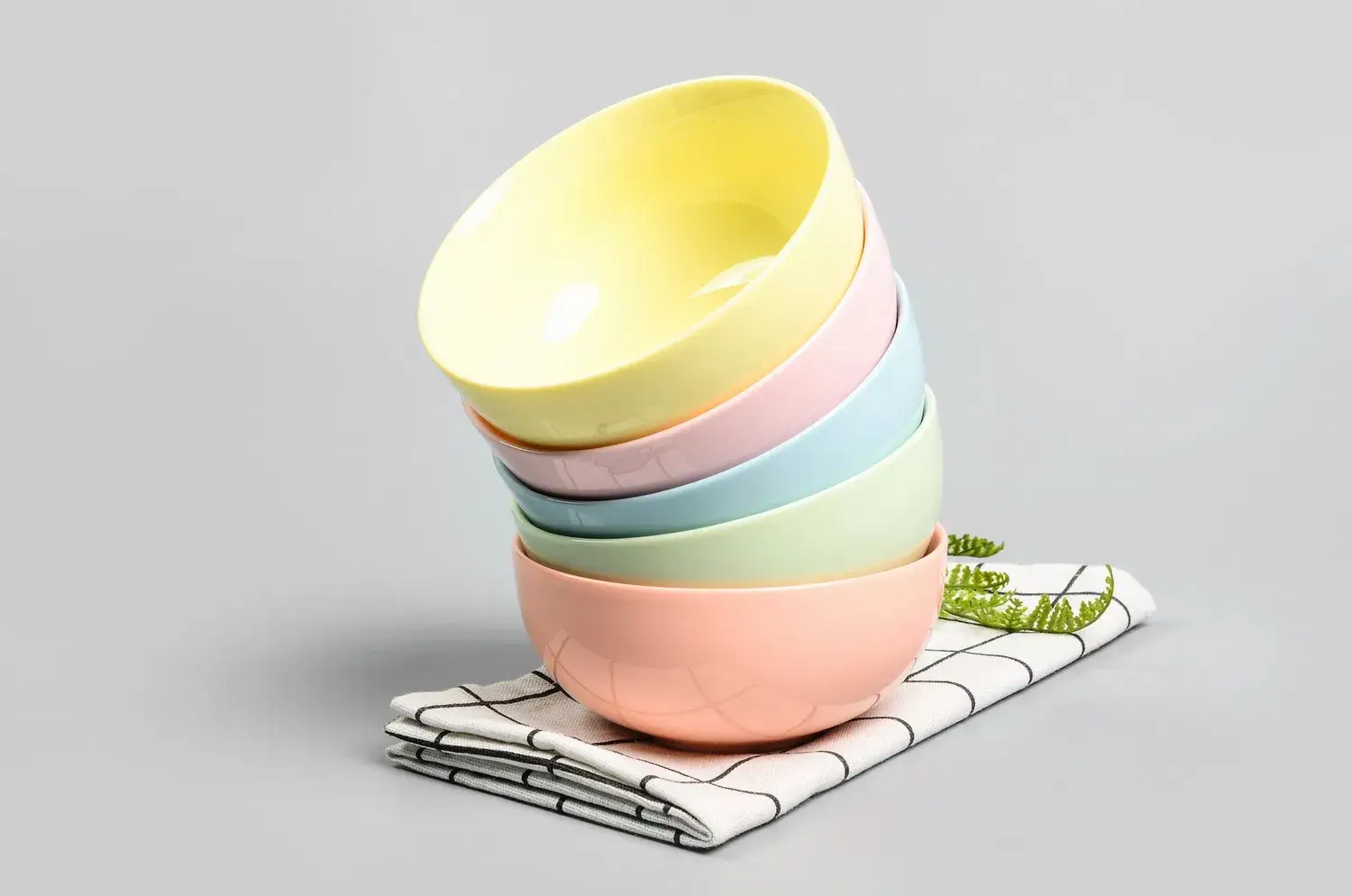 Bát đa dạng màu sắc phong cách Bắc Âu, thích hợp cho việc phục vụ súp và salad trong các dịp tiệc tùng