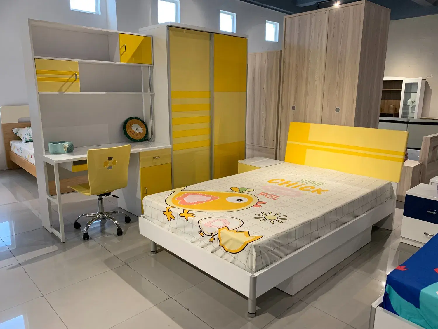 Giường đơn màu vàng cao cấp cho trẻ em với thiết kế phổ biến Nova, kèm tranh trang trí phòng ngủ