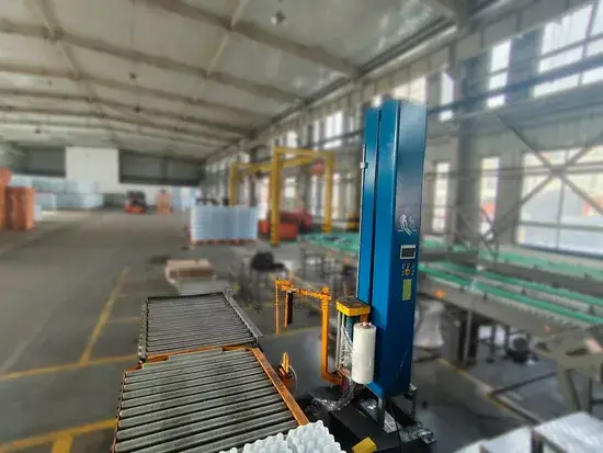 Máy quấn tự động trực tuyến với công nghệ hiện đại, giúp đóng gói sản phẩm bằng màng co một cách nhanh chóng