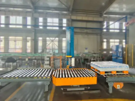 Máy quấn tự động trực tuyến với công nghệ hiện đại, giúp đóng gói sản phẩm bằng màng co một cách nhanh chóng