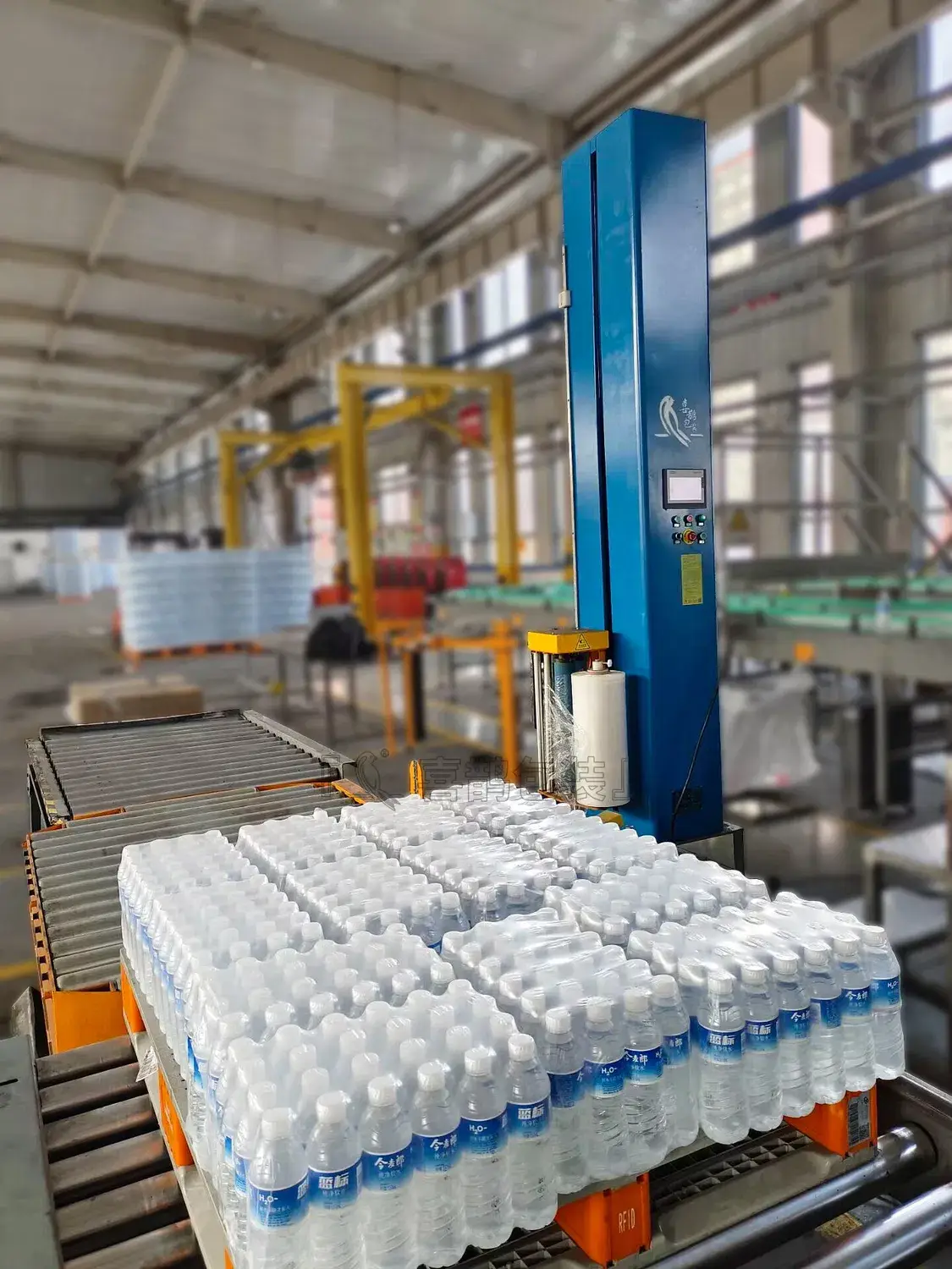 Máy quấn tự động trực tuyến với công nghệ hiện đại, giúp đóng gói sản phẩm bằng màng co một cách nhanh chóng