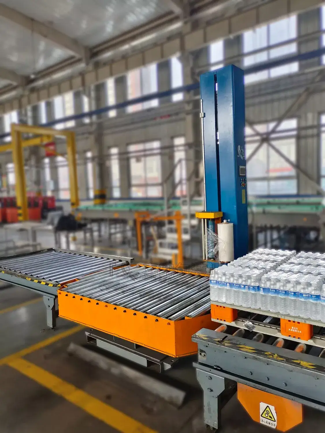 Máy quấn tự động trực tuyến với công nghệ hiện đại, giúp đóng gói sản phẩm bằng màng co một cách nhanh chóng
