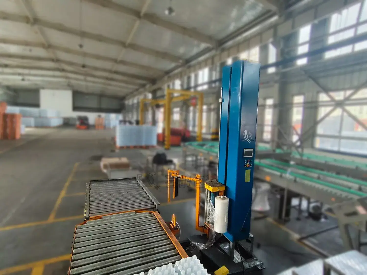 Máy quấn tự động trực tuyến với công nghệ hiện đại, giúp đóng gói sản phẩm bằng màng co một cách nhanh chóng