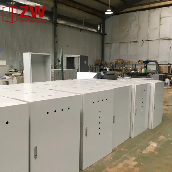 Hộp kim loại với bản lề và thiết kế lỗ cắt tùy chỉnh dành cho sử dụng ngoài trời