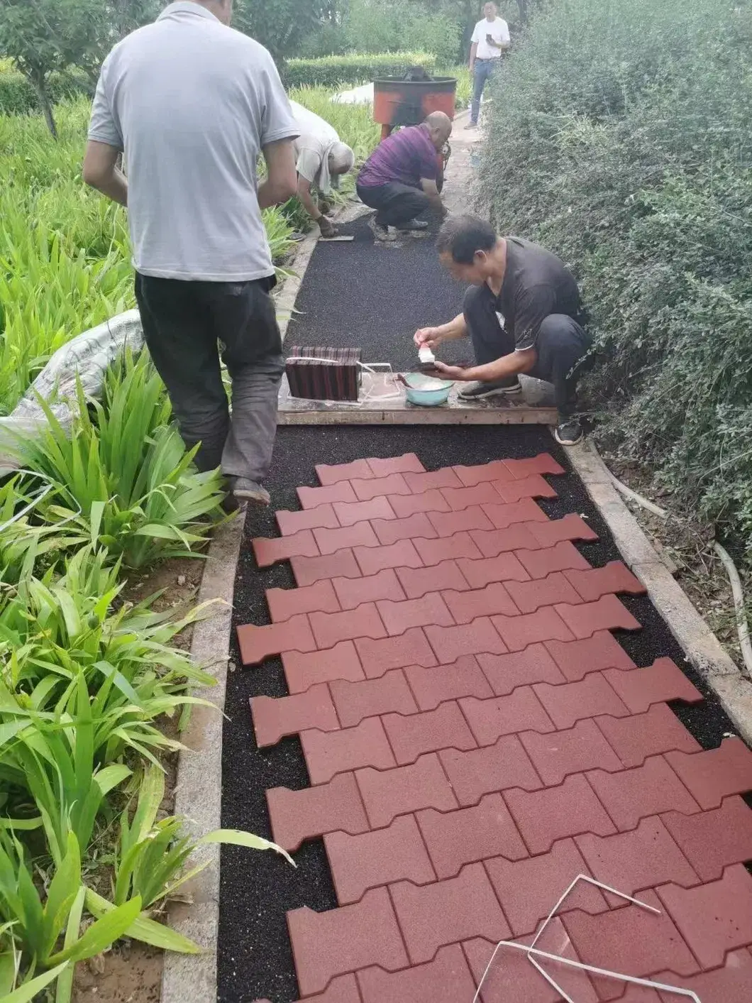 Lối đi ngoại thất thiết kế hình xương chó từ gạch cao su liên kết hình ảnh 13-description